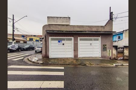 Casa para alugar com 180m², 2 quartos e 2 vagas Casa para alugar com 180m², 2 quartos e 2 vagasFachada + Placa