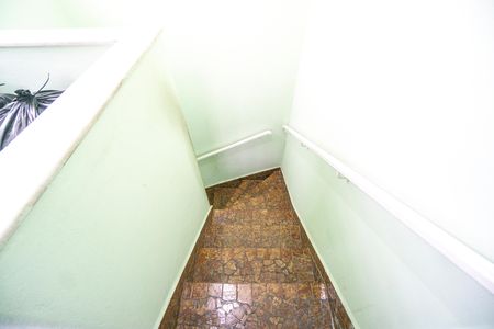 Casa para alugar com 120m², 2 quartos e 1 vaga Casa para alugar com 120m², 2 quartos e 1 vagaEscada