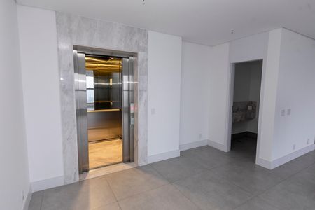 Apartamento à venda com 222m², 3 quartos e 4 vagas Apartamento à venda com 222m², 3 quartos e 4 vagasELEVADOR EXCLIUSIVO PARA O IMÓVEL