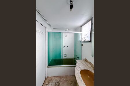 Apartamento à venda com 205m², 4 quartos e 2 vagas Apartamento à venda com 205m², 4 quartos e 2 vagasBanheiro da Suíte