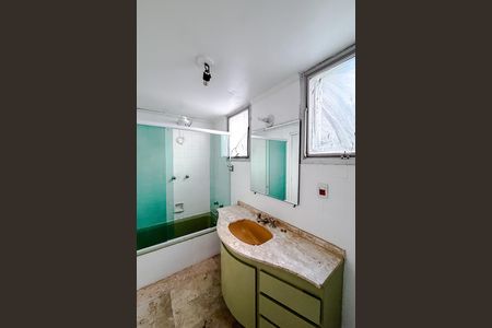 Apartamento à venda com 205m², 4 quartos e 2 vagas Apartamento à venda com 205m², 4 quartos e 2 vagasBanheiro da Suíte