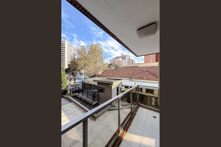 Apartamento à venda com 205m², 4 quartos e 2 vagas Apartamento à venda com 205m², 4 quartos e 2 vagasVaranda