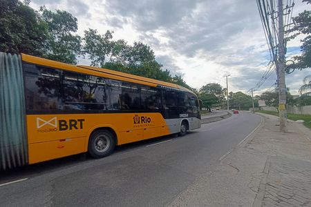 Vista da Rua de apartamento para alugar com 2 quartos, 40m² em Santa Cruz, Rio de Janeiro