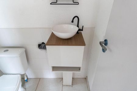 Banheiro de apartamento para alugar com 2 quartos, 40m² em Santa Cruz, Rio de Janeiro