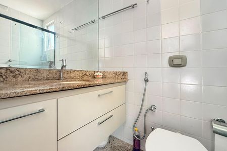 Banheiro de apartamento à venda com 3 quartos, 68m² em Santa Efigênia, Belo Horizonte