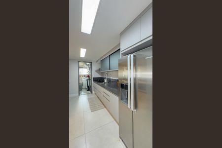 Apartamento à venda com 131m², 3 quartos e 2 vagas Apartamento à venda com 131m², 3 quartos e 2 vagasCozinha e Área de Serviço