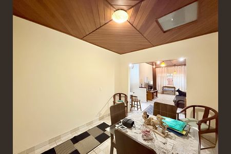 Casa à venda com 221m², 2 quartos e 3 vagas Casa à venda com 221m², 2 quartos e 3 vagasSala