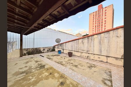 Casa à venda com 221m², 2 quartos e 3 vagas Casa à venda com 221m², 2 quartos e 3 vagasTerraço
