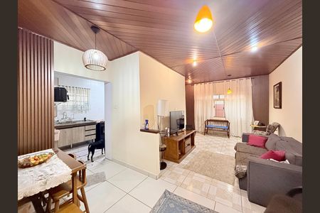 Casa à venda com 221m², 2 quartos e 3 vagas Casa à venda com 221m², 2 quartos e 3 vagasSala