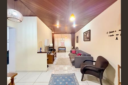 Casa à venda com 221m², 2 quartos e 3 vagas Casa à venda com 221m², 2 quartos e 3 vagasSala