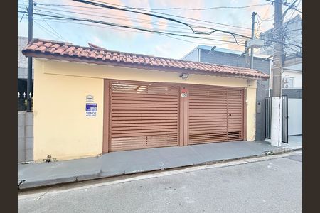 Casa à venda com 221m², 2 quartos e 3 vagas Casa à venda com 221m², 2 quartos e 3 vagasFachada