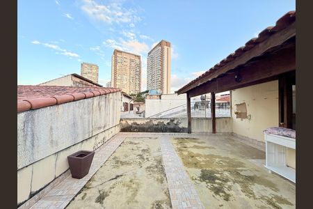 Casa à venda com 221m², 2 quartos e 3 vagas Casa à venda com 221m², 2 quartos e 3 vagasTerraço