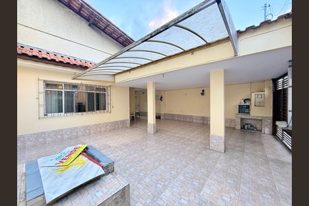 Casa à venda com 221m², 2 quartos e 3 vagas Casa à venda com 221m², 2 quartos e 3 vagasGaragem