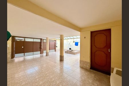 Casa à venda com 221m², 2 quartos e 3 vagas Casa à venda com 221m², 2 quartos e 3 vagasGaragem