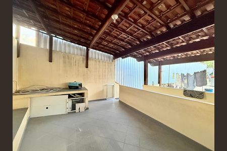 Casa à venda com 221m², 2 quartos e 3 vagas Casa à venda com 221m², 2 quartos e 3 vagasTerraço