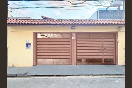 Casa à venda com 221m², 2 quartos e 3 vagas Casa à venda com 221m², 2 quartos e 3 vagasFachada