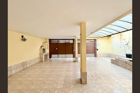 Casa à venda com 221m², 2 quartos e 3 vagas Casa à venda com 221m², 2 quartos e 3 vagasGaragem