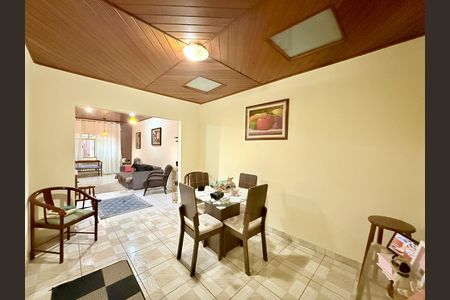 Casa à venda com 221m², 2 quartos e 3 vagas Casa à venda com 221m², 2 quartos e 3 vagasSala