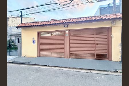 Casa à venda com 221m², 2 quartos e 3 vagas Casa à venda com 221m², 2 quartos e 3 vagasFachada