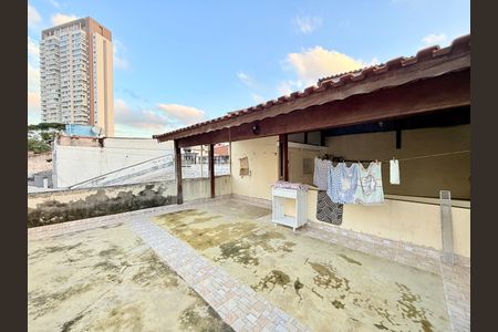 Casa à venda com 221m², 2 quartos e 3 vagas Casa à venda com 221m², 2 quartos e 3 vagasTerraço