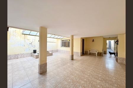 Casa à venda com 221m², 2 quartos e 3 vagas Casa à venda com 221m², 2 quartos e 3 vagasGaragem