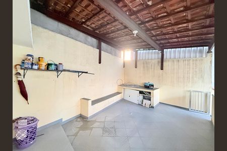 Casa à venda com 221m², 2 quartos e 3 vagas Casa à venda com 221m², 2 quartos e 3 vagasTerraço
