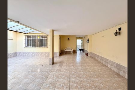 Casa à venda com 221m², 2 quartos e 3 vagas Casa à venda com 221m², 2 quartos e 3 vagasGaragem