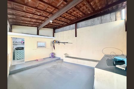 Casa à venda com 221m², 2 quartos e 3 vagas Casa à venda com 221m², 2 quartos e 3 vagasTerraço
