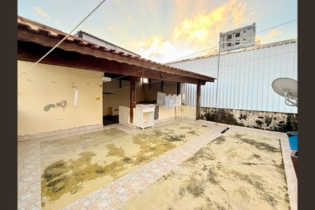 Casa à venda com 221m², 2 quartos e 3 vagas Casa à venda com 221m², 2 quartos e 3 vagasTerraço