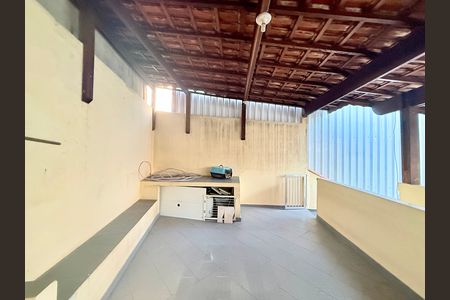 Casa à venda com 221m², 2 quartos e 3 vagas Casa à venda com 221m², 2 quartos e 3 vagasTerraço