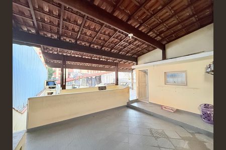 Casa à venda com 221m², 2 quartos e 3 vagas Casa à venda com 221m², 2 quartos e 3 vagasTerraço