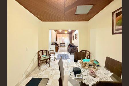 Casa à venda com 221m², 2 quartos e 3 vagas Casa à venda com 221m², 2 quartos e 3 vagasSala