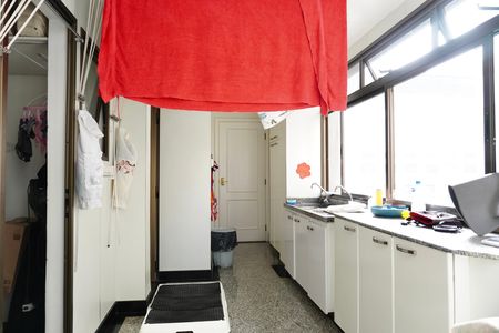 Apartamento à venda com 240m², 4 quartos e 3 vagas Apartamento à venda com 240m², 4 quartos e 3 vagasÁrea de Serviço com dependências