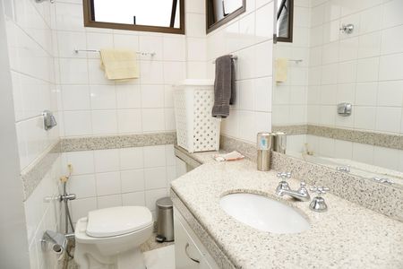 Apartamento à venda com 240m², 4 quartos e 3 vagas Apartamento à venda com 240m², 4 quartos e 3 vagasSuíte 1 - Banheiro