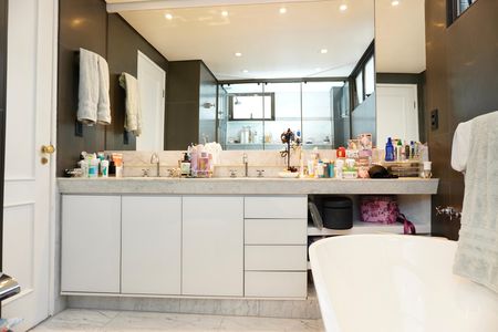 Apartamento à venda com 240m², 4 quartos e 3 vagas Apartamento à venda com 240m², 4 quartos e 3 vagasSuíte 4 - Banheiro