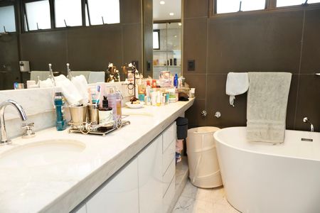 Apartamento à venda com 240m², 4 quartos e 3 vagas Apartamento à venda com 240m², 4 quartos e 3 vagasSuíte 4 - Banheiro