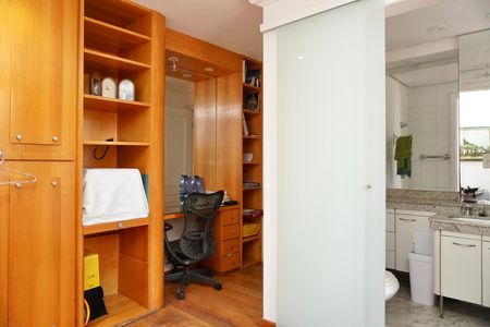Apartamento à venda com 240m², 4 quartos e 3 vagas Apartamento à venda com 240m², 4 quartos e 3 vagasSuíte 3