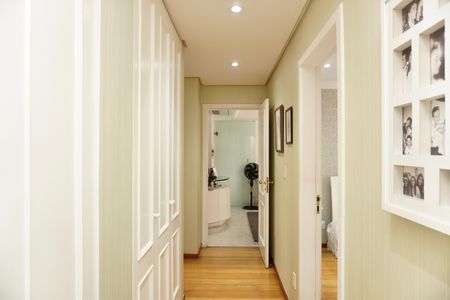 Apartamento à venda com 240m², 4 quartos e 3 vagas Apartamento à venda com 240m², 4 quartos e 3 vagasCorredor