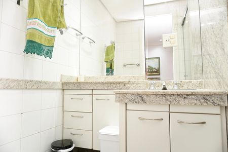 Apartamento à venda com 240m², 4 quartos e 3 vagas Apartamento à venda com 240m², 4 quartos e 3 vagasSuíte 3 - Banheiro