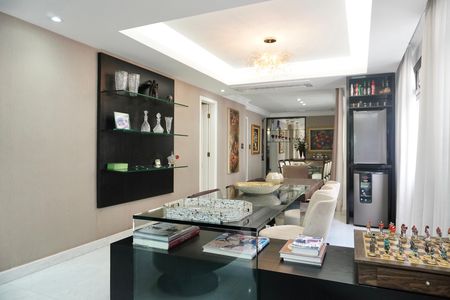 Apartamento à venda com 240m², 4 quartos e 3 vagas Apartamento à venda com 240m², 4 quartos e 3 vagasSala