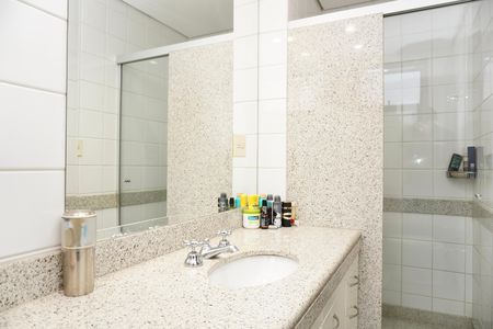 Apartamento à venda com 240m², 4 quartos e 3 vagas Apartamento à venda com 240m², 4 quartos e 3 vagasSuíte 1 - Banheiro