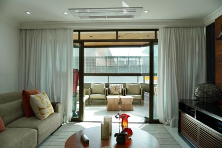 Apartamento à venda com 240m², 4 quartos e 3 vagas Apartamento à venda com 240m², 4 quartos e 3 vagasVaranda