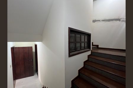 Escada  de casa para alugar com 3 quartos, 83m² em Itapoã, Belo Horizonte