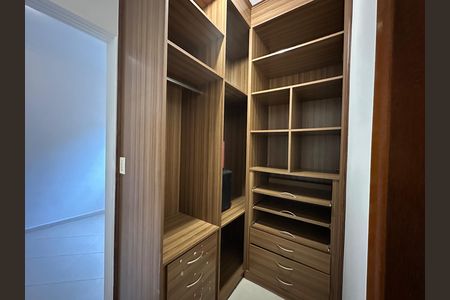 Casa para alugar com 200m², 3 quartos e 2 vagas Casa para alugar com 200m², 3 quartos e 2 vagasCloset da suíte 1