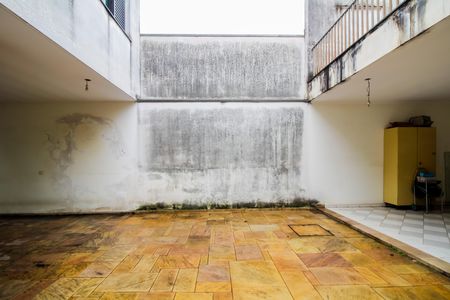 Casa à venda com 220m², 4 quartos e 5 vagas Casa à venda com 220m², 4 quartos e 5 vagasQuintal 1
