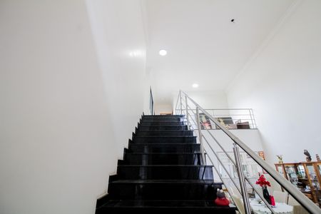 Casa à venda com 220m², 4 quartos e 5 vagas Casa à venda com 220m², 4 quartos e 5 vagasSala