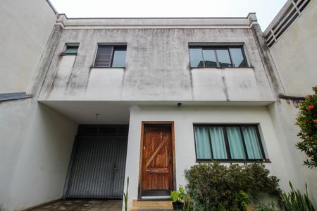 Casa à venda com 220m², 4 quartos e 5 vagas Casa à venda com 220m², 4 quartos e 5 vagasGaragem e Fachada