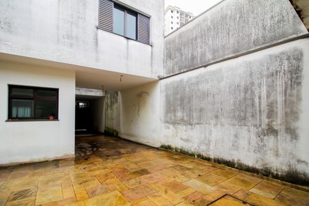 Casa à venda com 220m², 4 quartos e 5 vagas Casa à venda com 220m², 4 quartos e 5 vagasQuintal 1