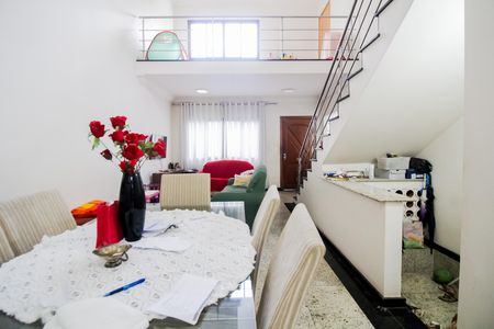 Casa à venda com 220m², 4 quartos e 5 vagas Casa à venda com 220m², 4 quartos e 5 vagasSala