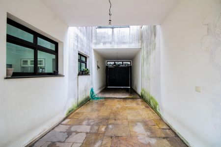 Casa à venda com 220m², 4 quartos e 5 vagas Casa à venda com 220m², 4 quartos e 5 vagasQuintal 1
